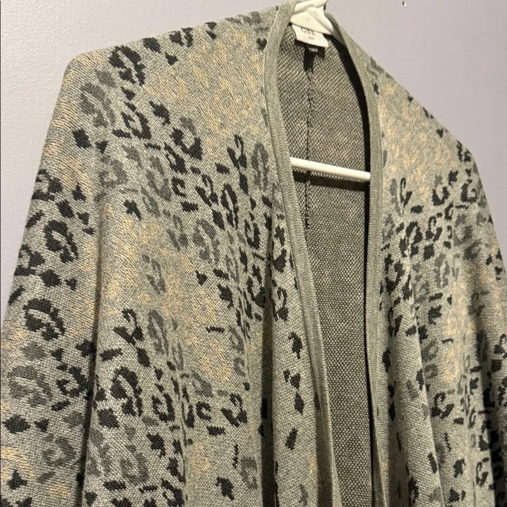 Cabi Gray Leopard Print Open Front Poncho O/S - Picture 3 of 8
